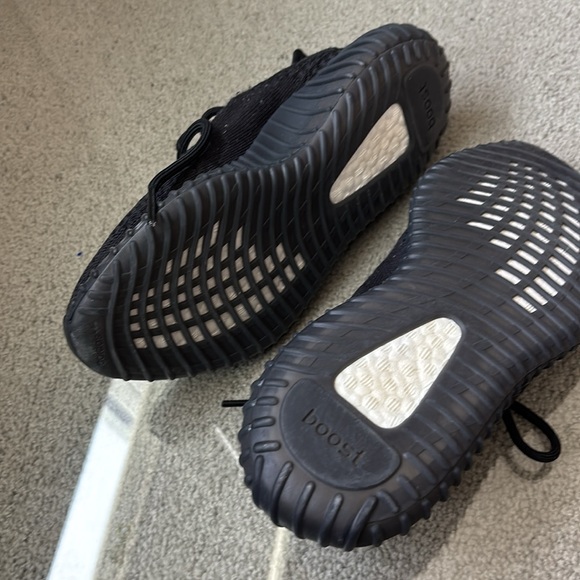 Yeezy size 6 onyx  worn once - Picture 3 of 4